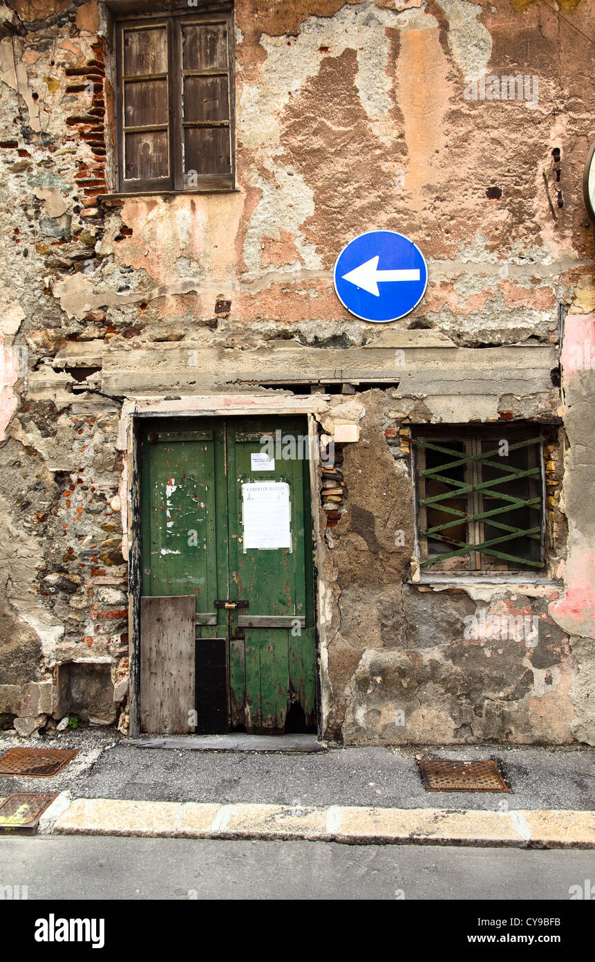 Straßenschild auf der Fassade eines alten Hauses zerfallen - Pra, Ligurien, Italien Stockfoto