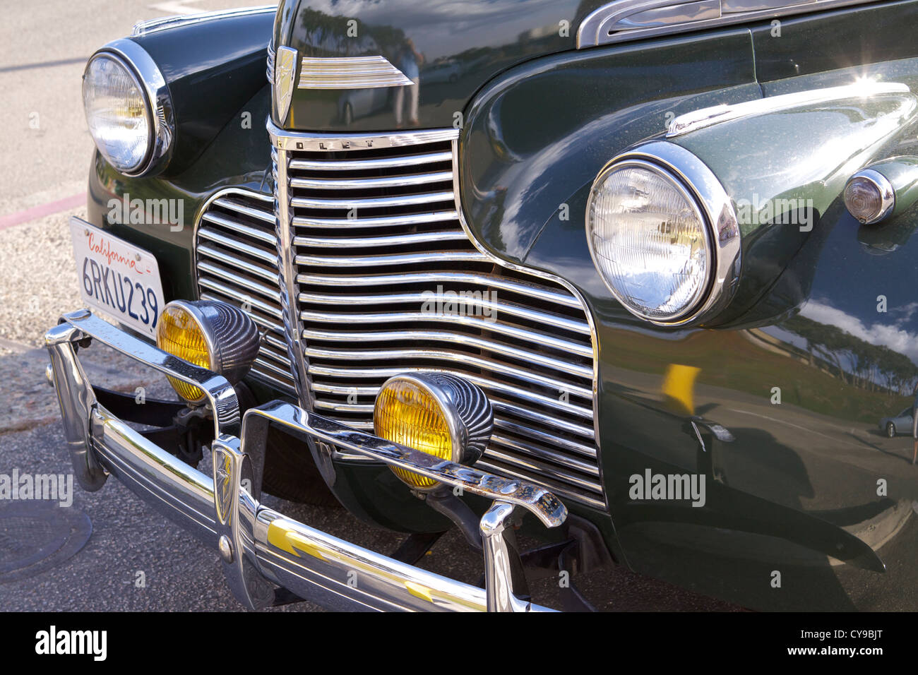Kühlergrill eines Jahrgangs, die Chevrolet auf dem Embarcadero in Morro Bay geparkt Stockfoto