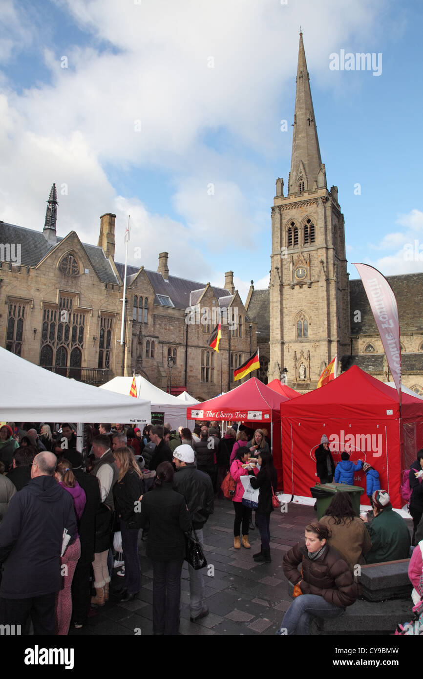 Stände und fremder Flagge auf dem Markt Platz Durham City Food Festival, Nord-Ost-England, UK Stockfoto