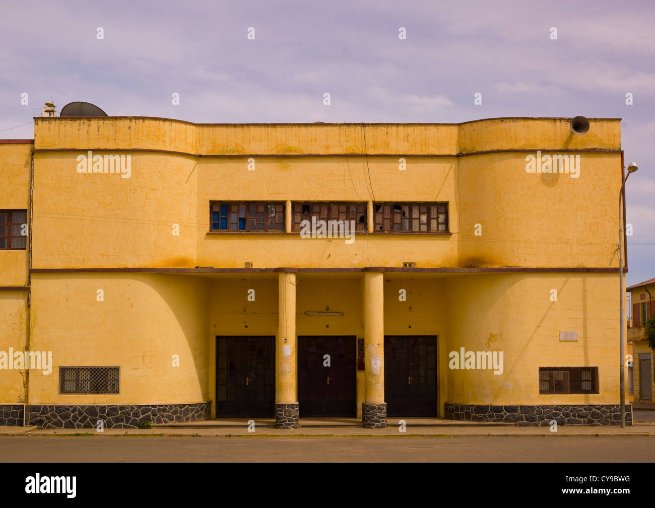 Altes Italienisches Kino In Dekemhare, Eritrea Stockfoto