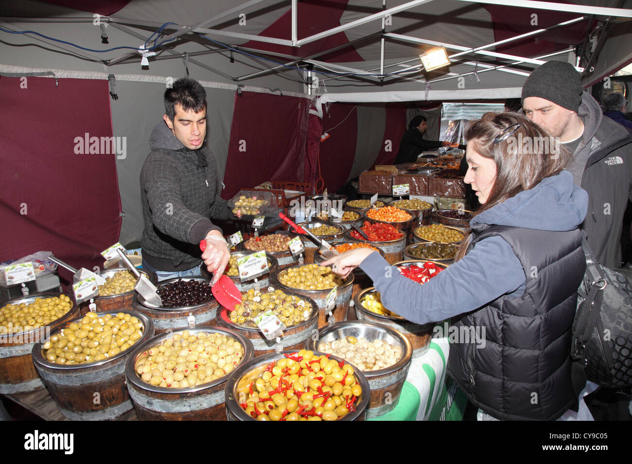 Italiener servieren Oliven zu Kunden in Durham City Food Festival, Nord-Ost-England, UK Stockfoto