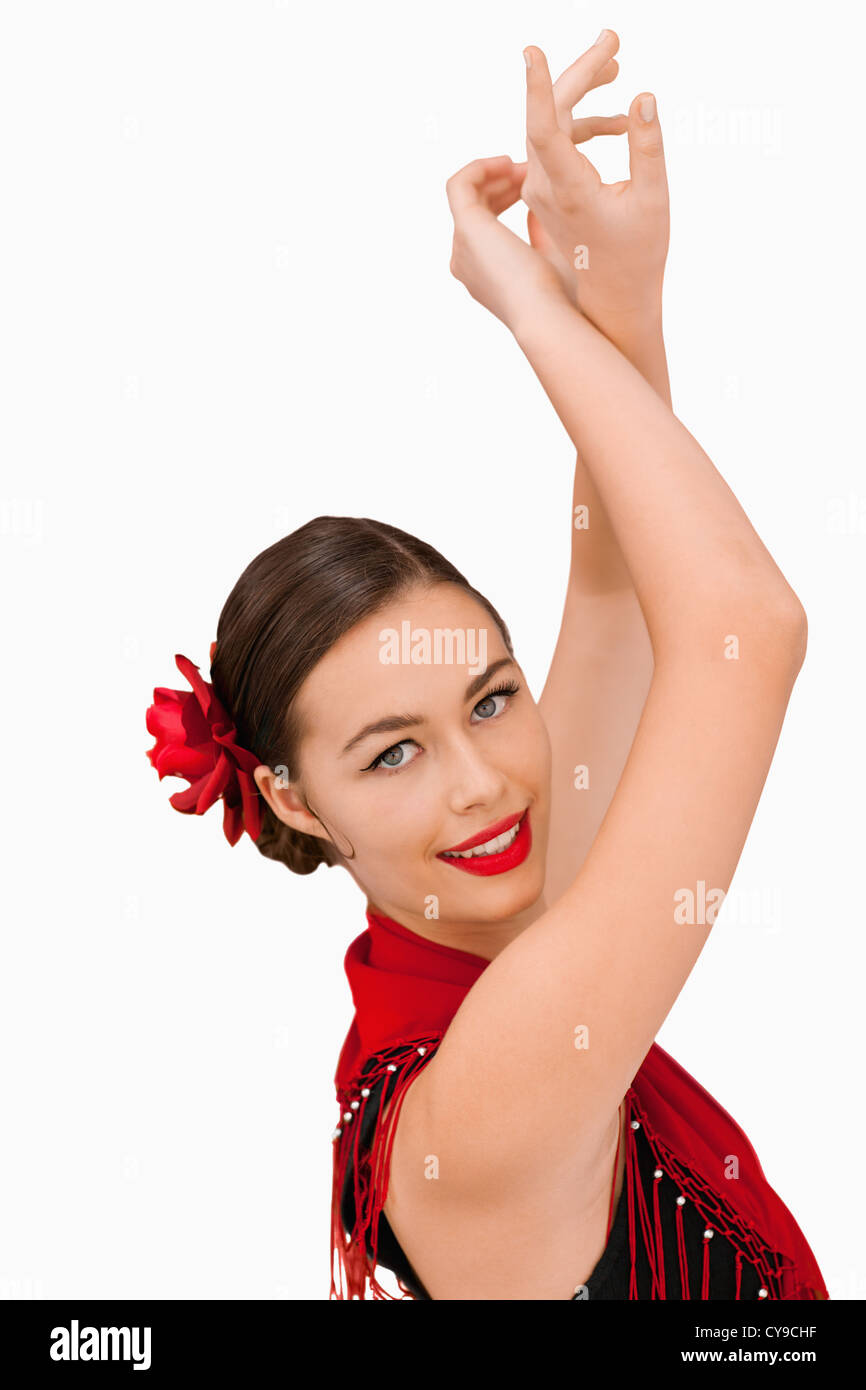 Lächelnde Frau mit ihrem erhobenen Armen Stockfoto