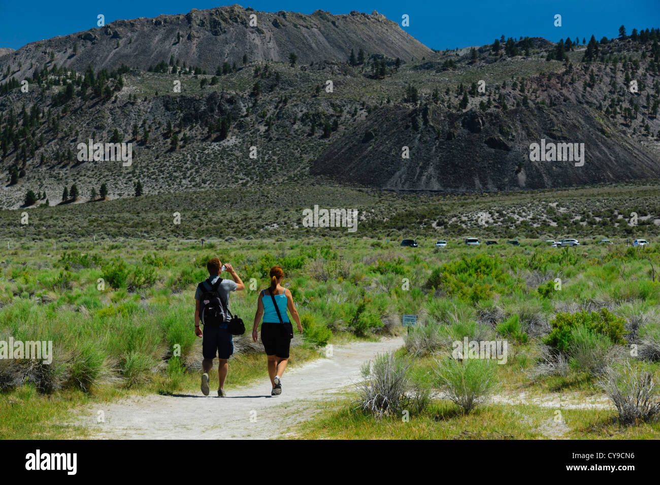 Mono Lake, South Tufa. Besucher auf dem Weg durch das Naturschutzgebiet. Stockfoto