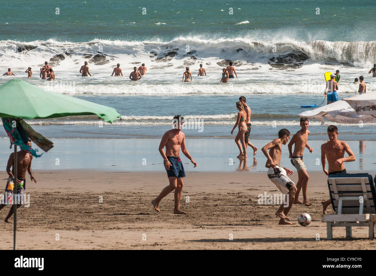 Urlauber am Legian beach, Legian, Bali, Indonesien. Stockfoto