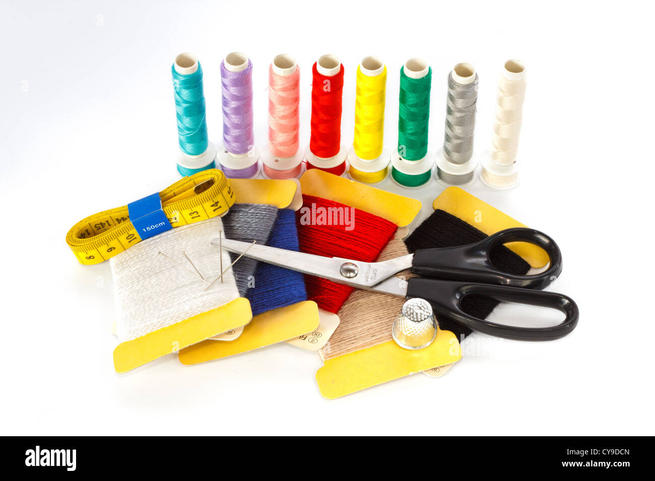 Sewing Kit bestehend aus Garn, Schere, Maßband und Fingerhut, isoliert auf weißem Hintergrund Stockfoto