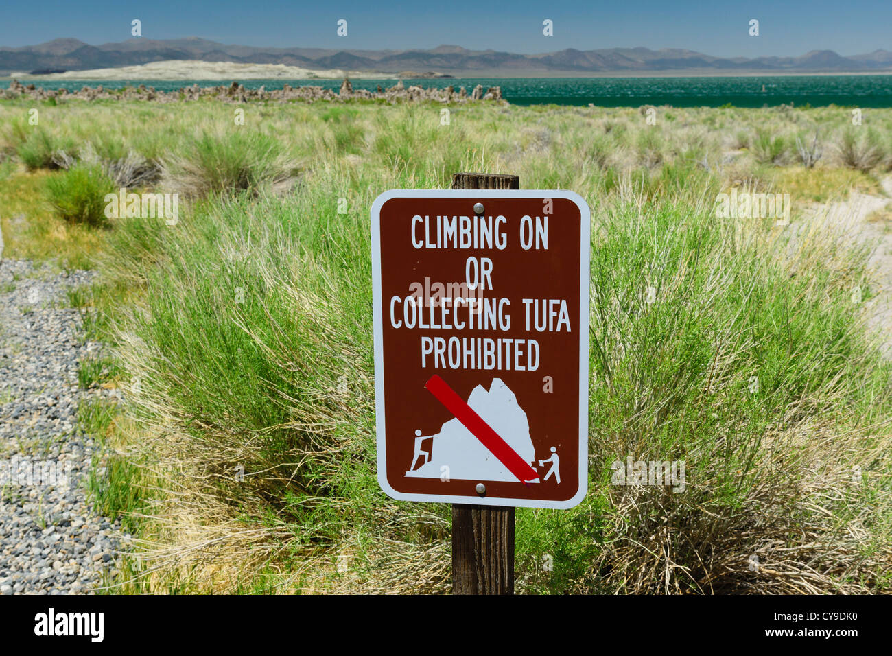 Mono Lake, South Tufa. Melden Sie sich Wanderer in fragile Umwelt zu stoppen. Klettern auf oder sammeln Tufe verboten Schild. Stockfoto