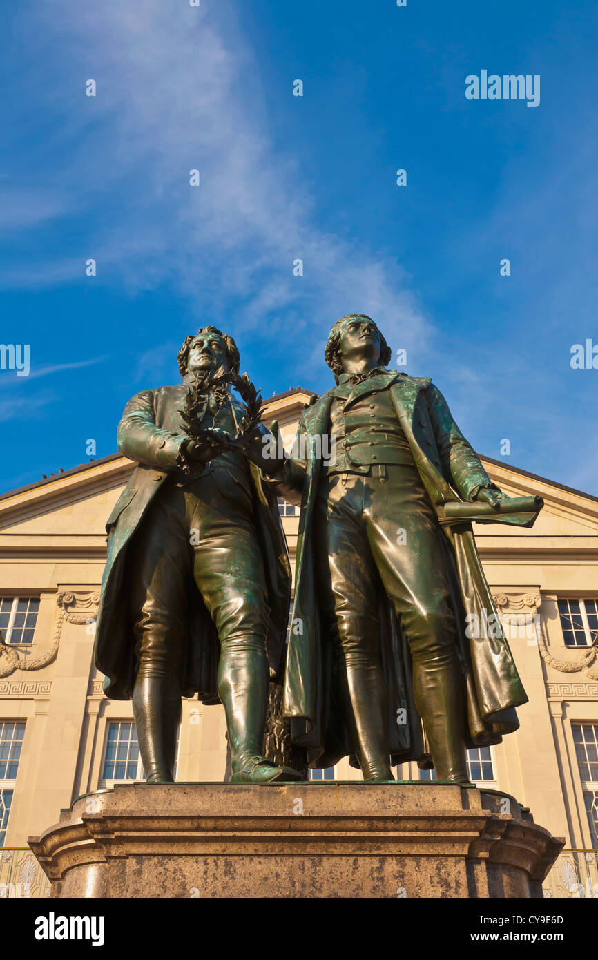 Schiller goethe monument front theater -Fotos und -Bildmaterial in ...