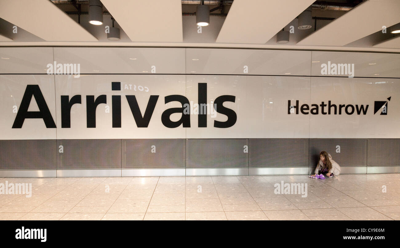 Ein junges Mädchen im Ankunftsbereich, Terminal 5 T5 Flughafen Heathrow, London UK Stockfoto