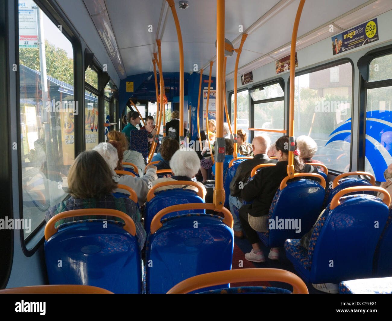 Passagiere, die auf öffentlichen bus Stockfoto