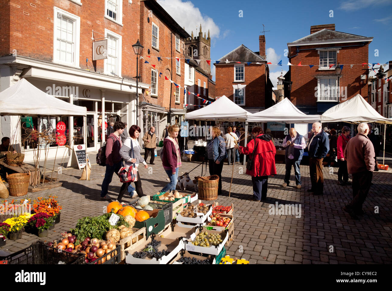 Traditioneller Marktplatz der britischen Stadt; Menschen einkaufen am Ludlow Marktplatz, Ludlow Shropshire UK Stockfoto