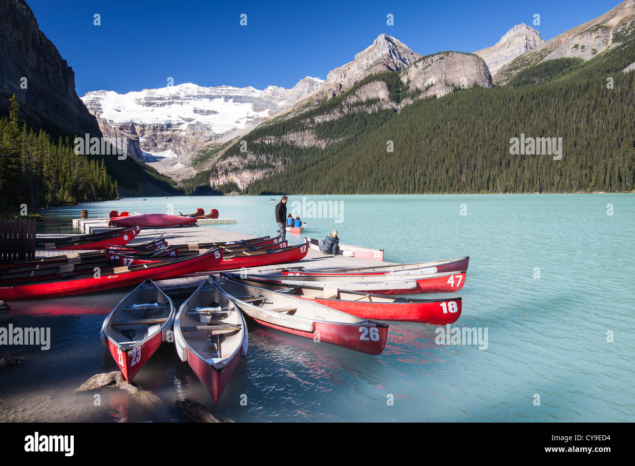 Kanadische Kanus auf dem Lake Louise in den kanadischen Rockies. Stockfoto
