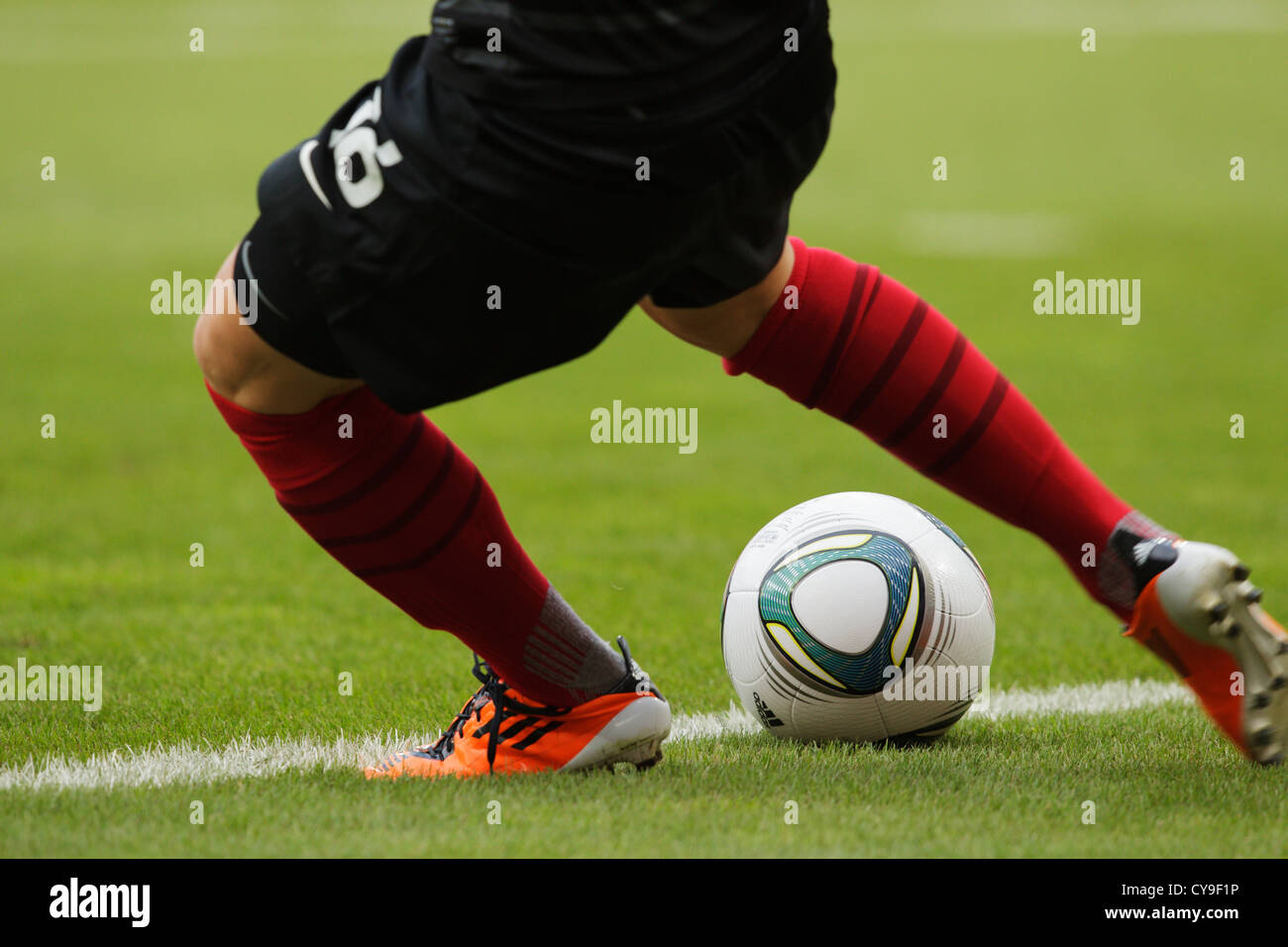 Der französische Torhüter Berangere Sapowicz feiert den Ball beim Spiel der FIFA Frauen-Weltmeisterschaft 2011 gegen Schweden am 16. Juli 2011 in der Rhein-Neckar-Arena in Sinsheim. Nur redaktionelle Verwendung. Kommerzielle Nutzung verboten. (Foto: Jonathan Paul Larsen / Diadem Images) Stockfoto