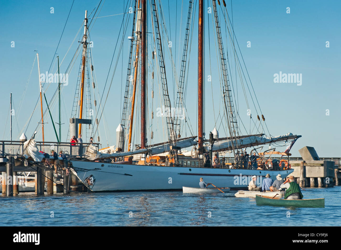Kajak durch den Hafen an der Port Townsend Wooden Boat Festival Blick auf die schöne und klassische Schiffe. Stockfoto