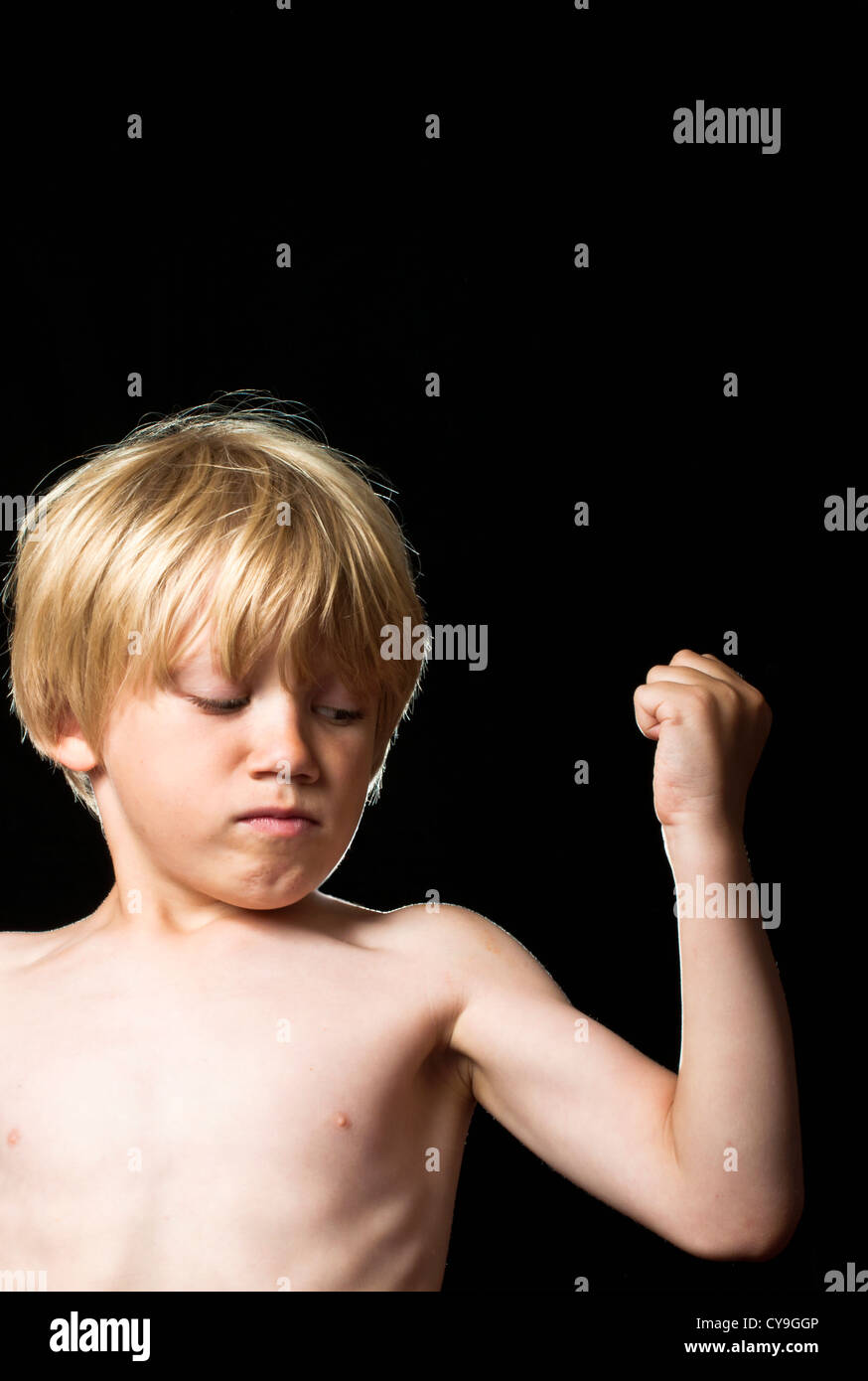 Kind Bodybuilder Zeigen Muskeln Stockfotografie Alamy