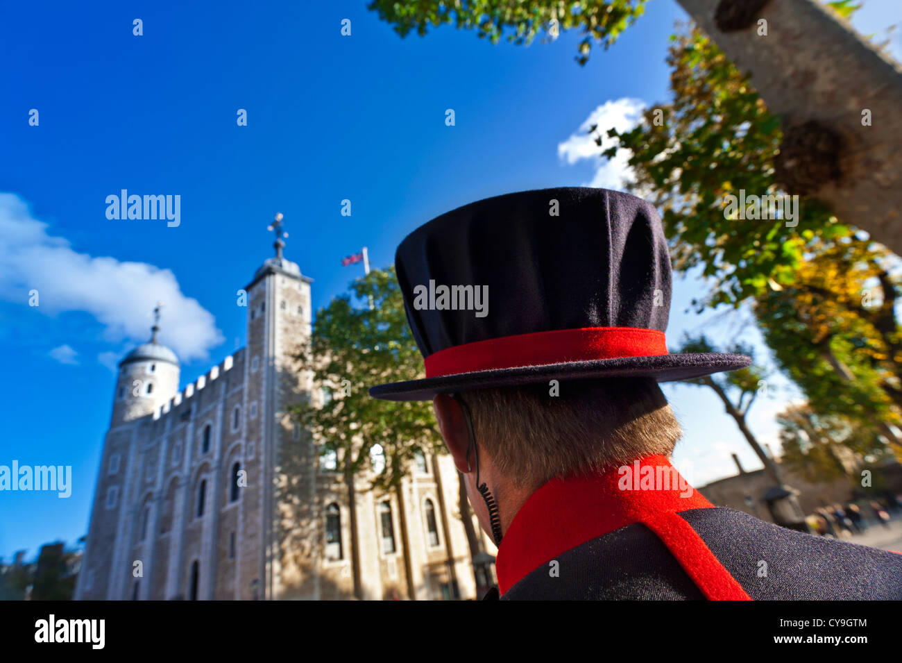 Yeoman Warder (Beefeater) mit einem diensthabenden Funkhörgerät, das am Tower of London White Tower City of London, Großbritannien, sicher aufbewahrt wird Stockfoto