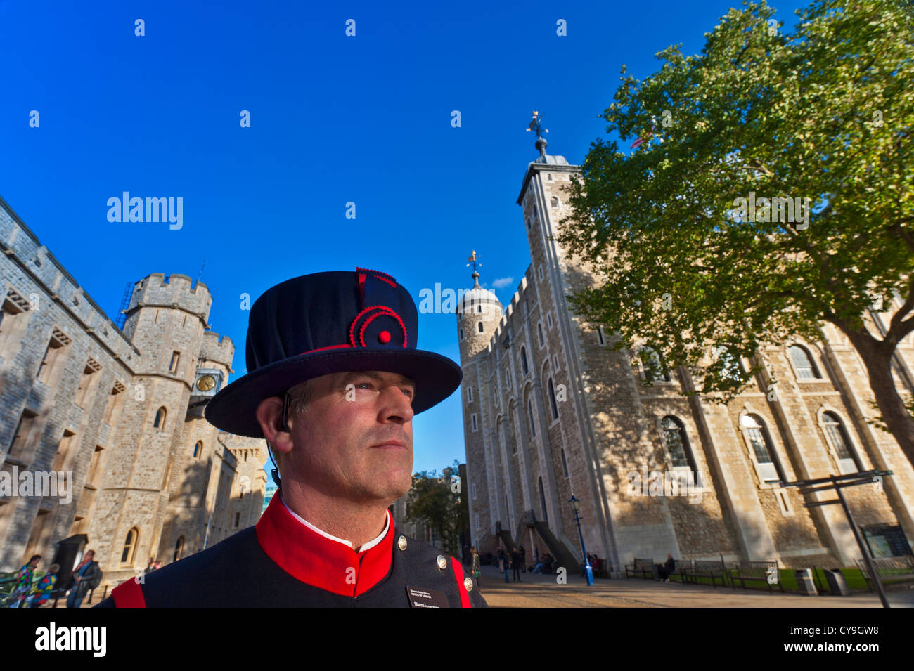 Yeoman Warder (Beefeater) mit Sicherheit Hörer an, die den Tower von London City of London Großbritannien Stockfoto