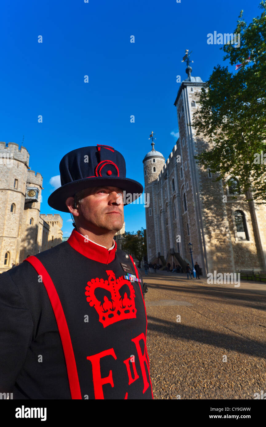Yeoman Warder (Beefeater) im Dienst am Tower of London Stadt von London UK Stockfoto