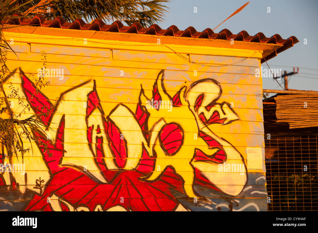 Warmen Abendlicht auf eine Strandbar in Myrina Lemnos, Griechenland. Stockfoto