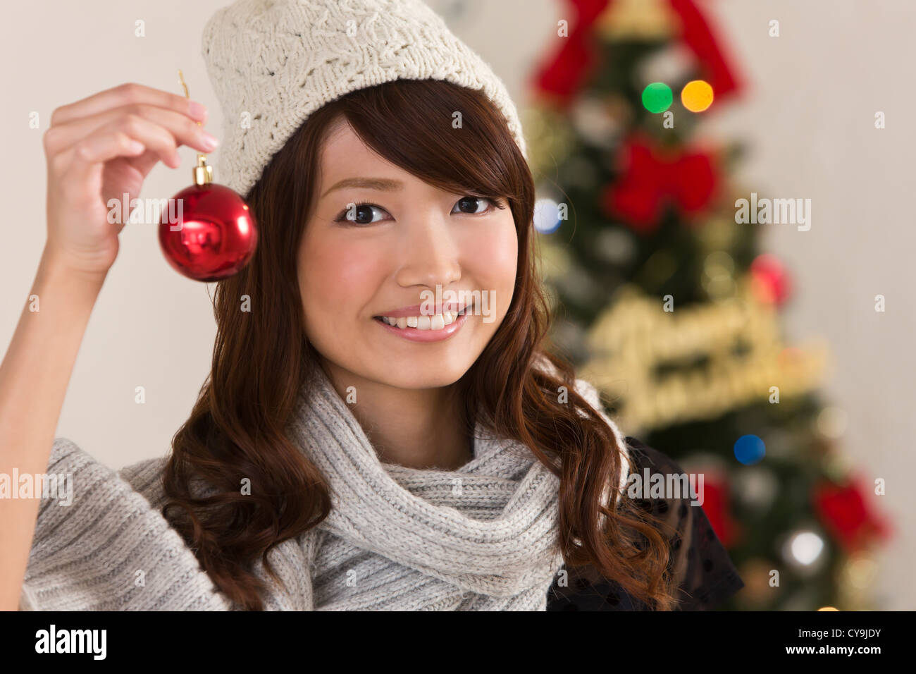 Junge Frau Holding Christmas Ornament Stockfoto