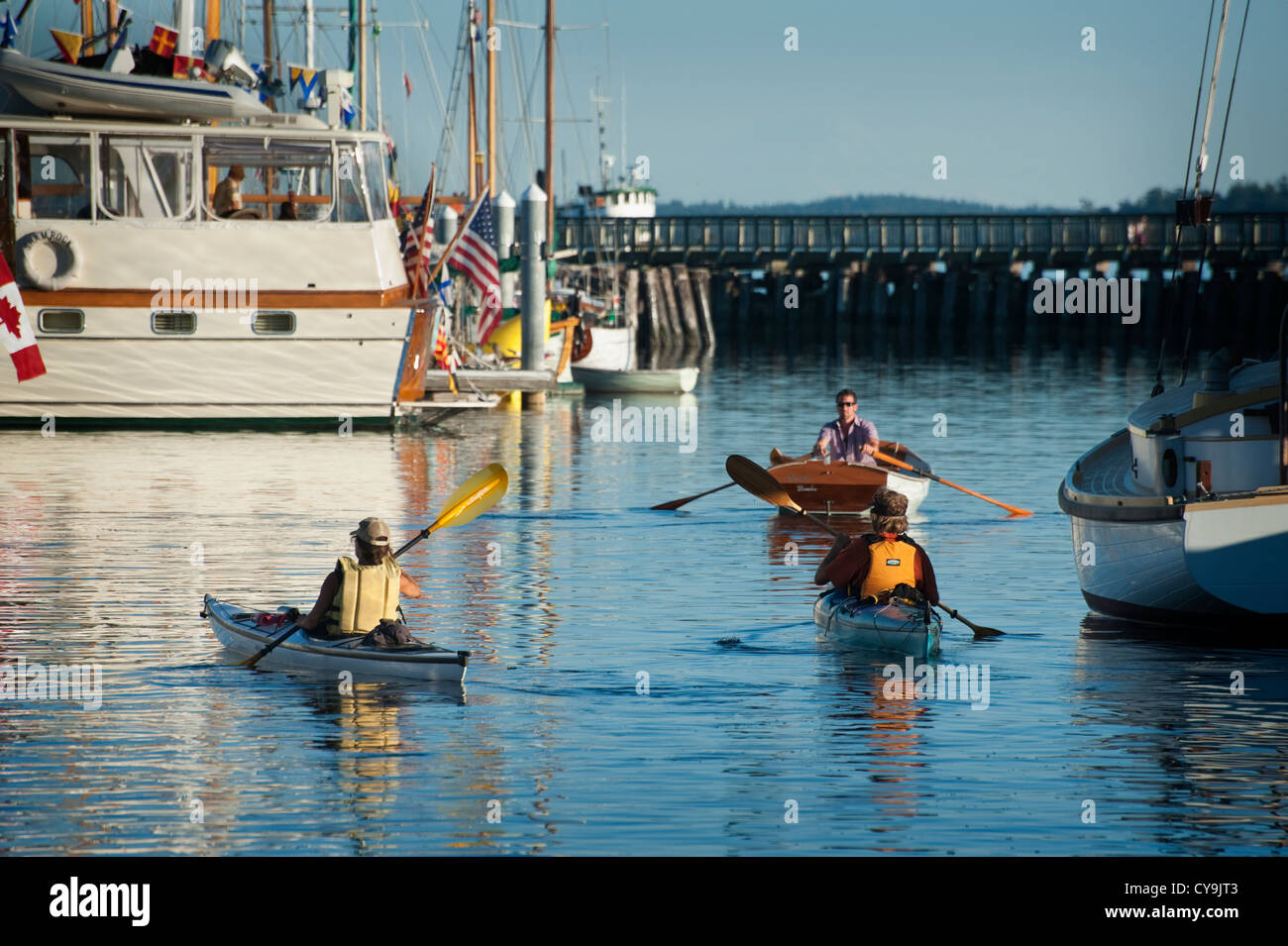 Kajak durch den Hafen an der Port Townsend Wooden Boat Festival Blick auf die schöne und klassische Schiffe. Stockfoto