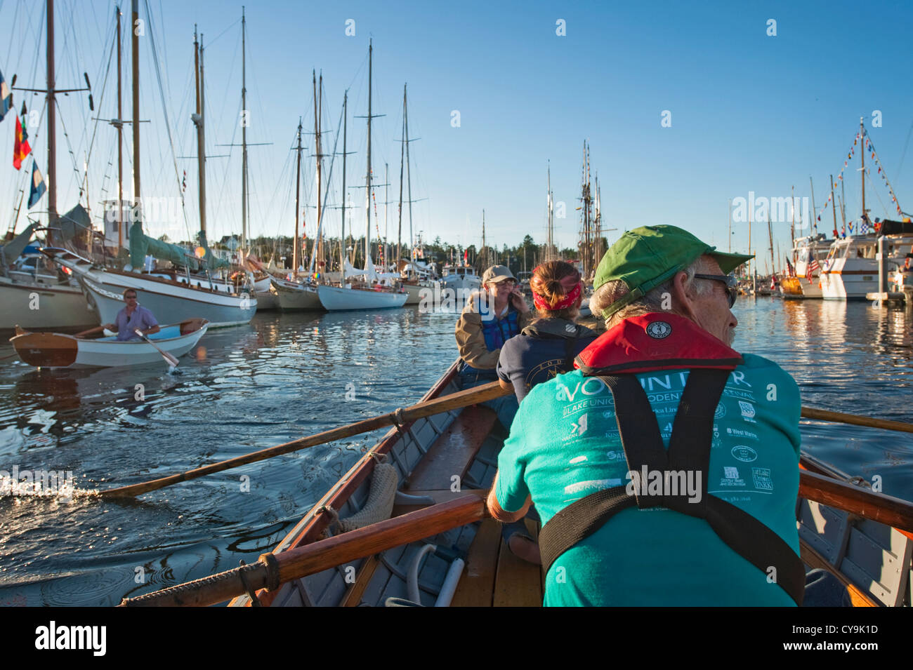 Nehmen ein Ruderboot über den Port Townsend Wooden Boat Festival in Washington State, USA. Stockfoto