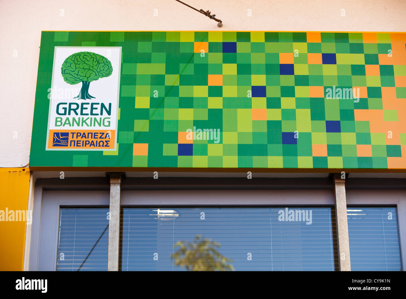 Eine grüne griechische Bank in Myrina Lemnos, Griechenland. Stockfoto