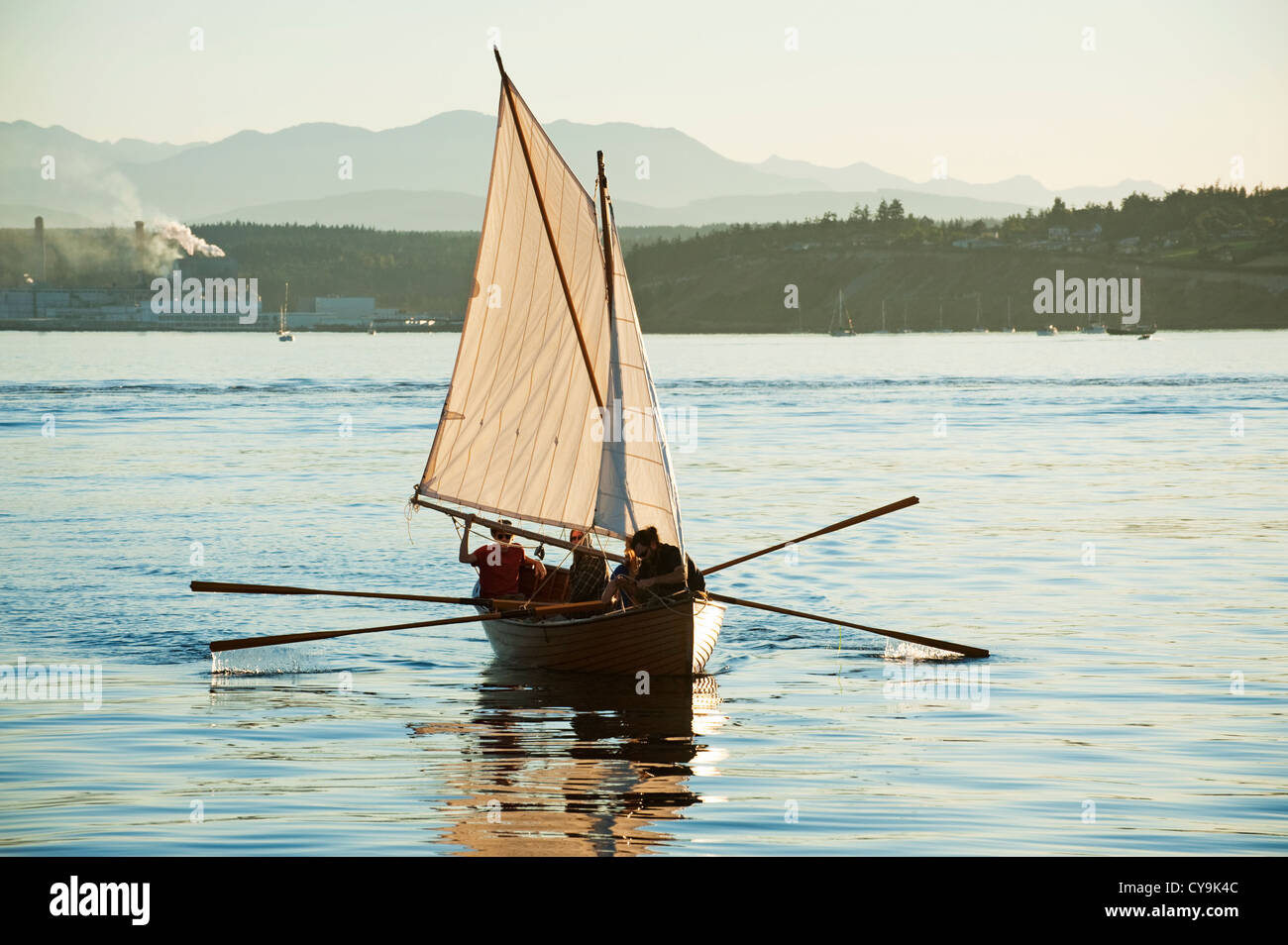 Ein kleines Segelboot, Teilnahme an den Port Townsend Wooden Boat Festival auf der Olympic-Halbinsel, Washington State. Stockfoto