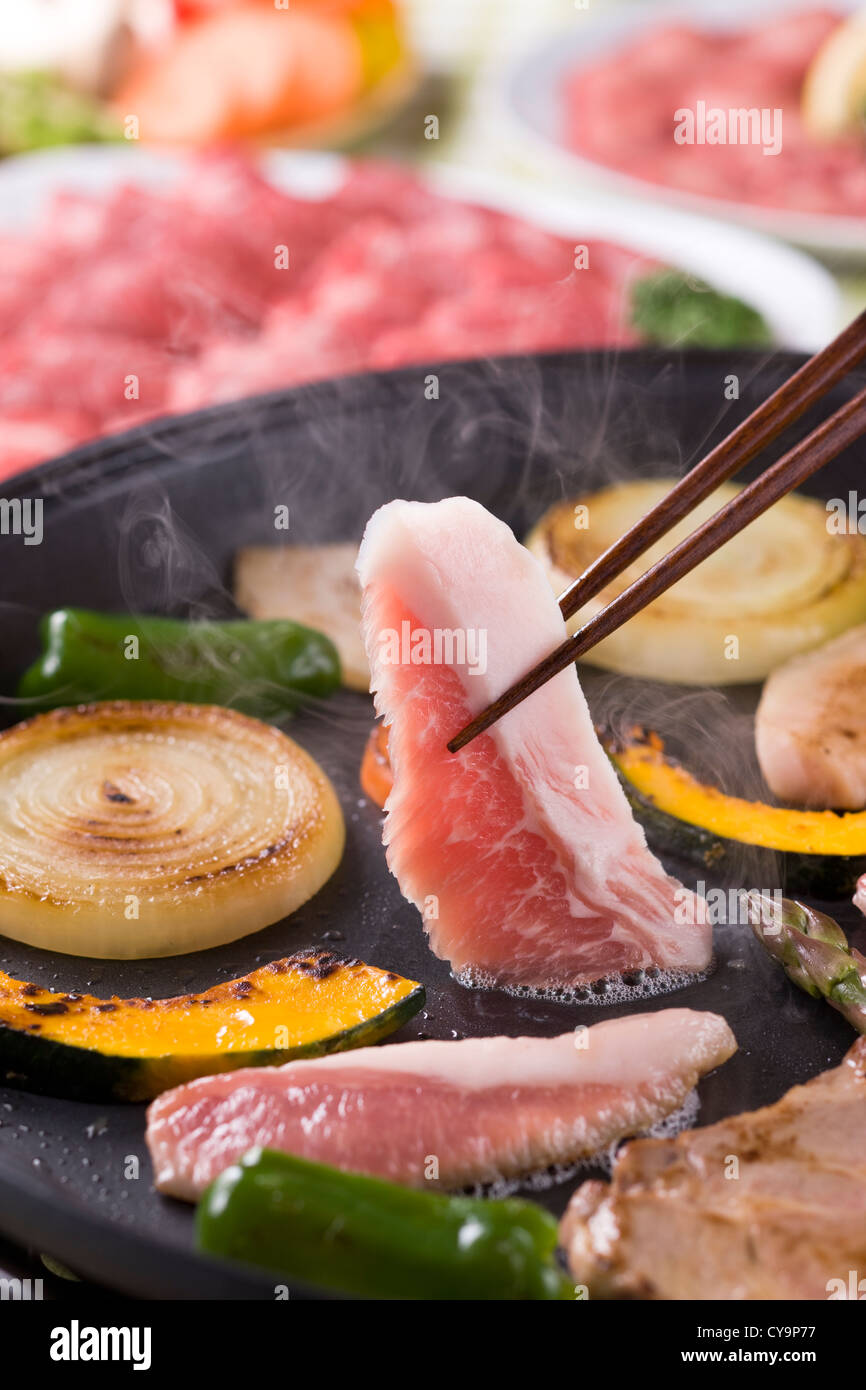 Gegrillte fetthaltigen Schweinefleisch auf elektrische Bratpfanne Stockfoto