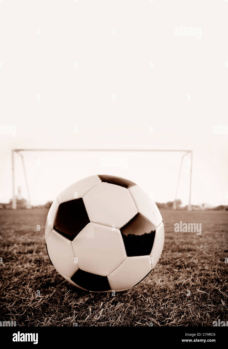 Fußball am Elfmeterpunkt mit Ziel im Hintergrund Stockfoto