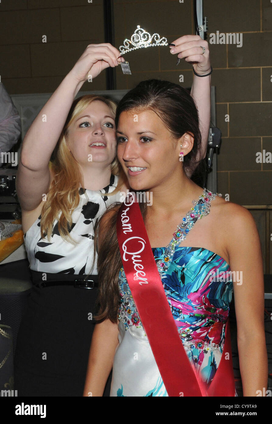 Girl Gets Voted Prom Queen As A Joke Prom queen -Fotos und -Bildmaterial in hoher Auflösung – Alamy