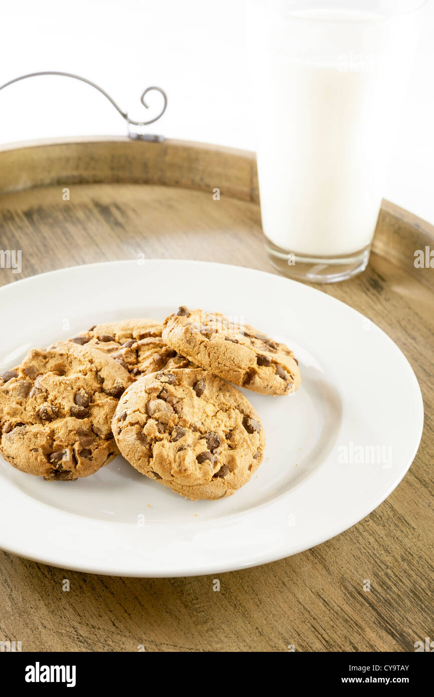 Chocolate Chip Cookies und Glas Milch Stockfoto
