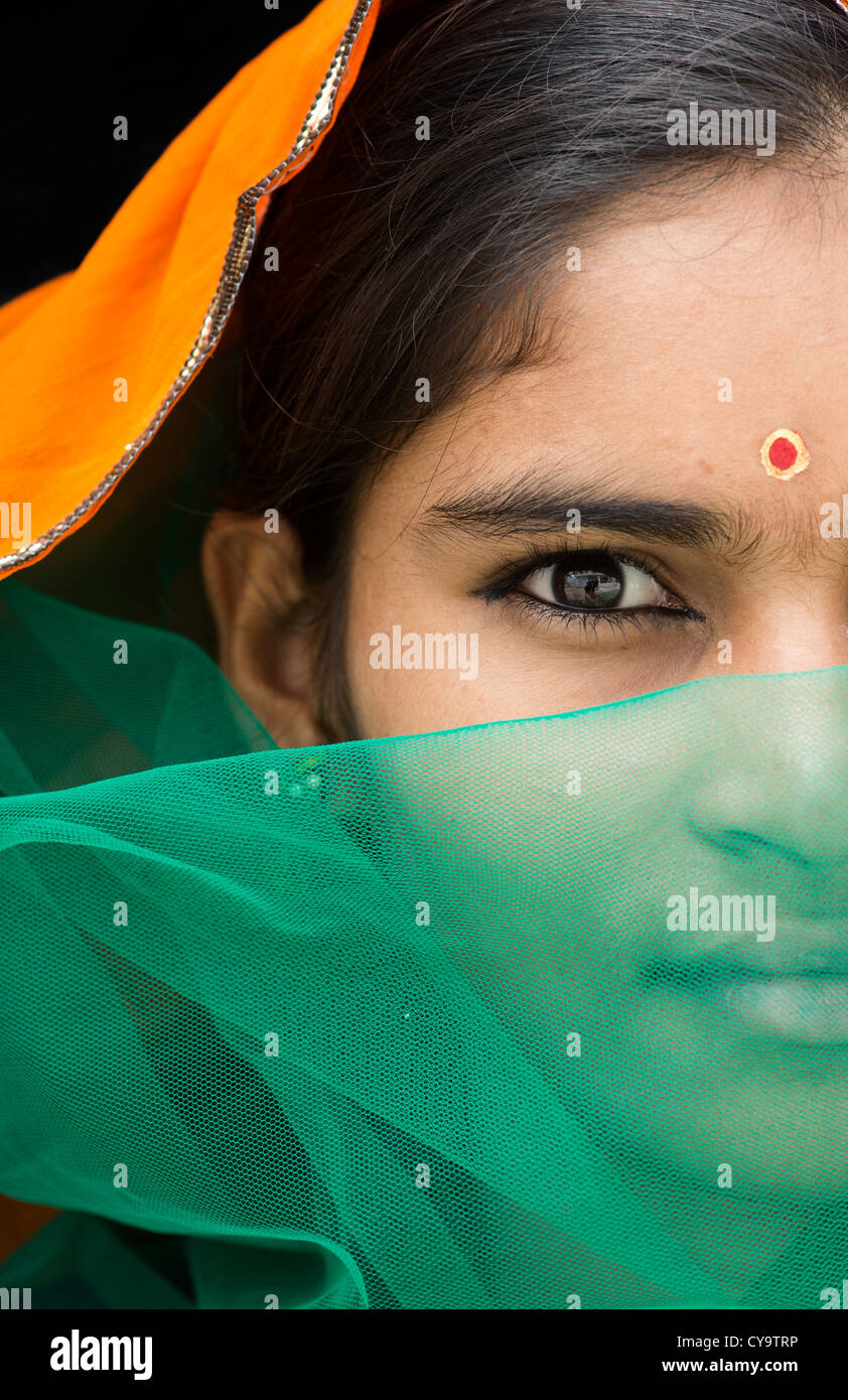 Indische Mädchen hinter einem Schleier. Andhra Pradesh, Indien Stockfoto