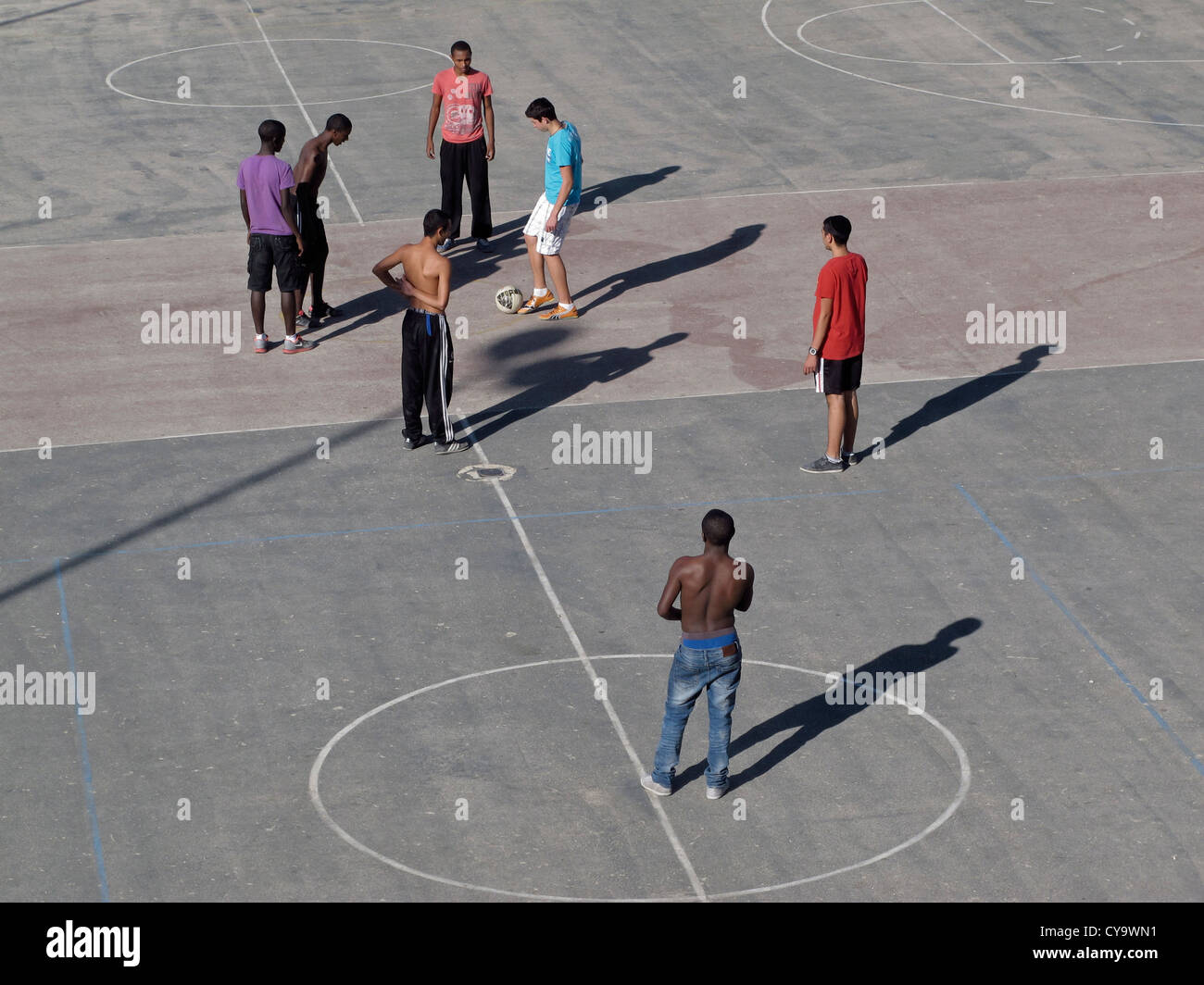 Mitglieder der Beta Israel Gemeinschaft auch als äthiopische Juden spielen mit gebürtige Israelis Fußball auf einem Spielplatz in Jerusalem Israel bekannt Stockfoto