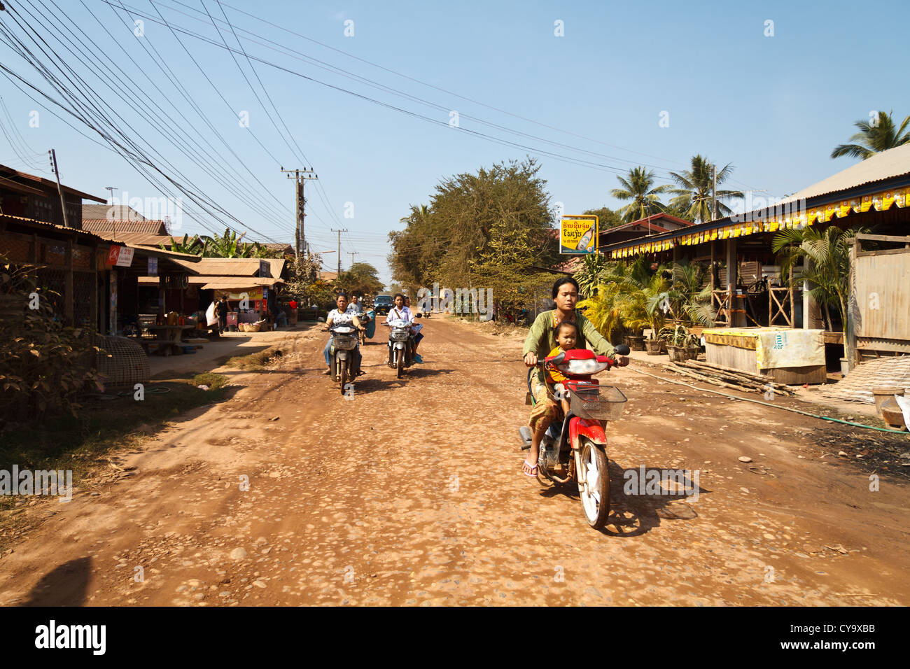 Staubige Straße im Dorf Ban Hom, Laos Stockfoto