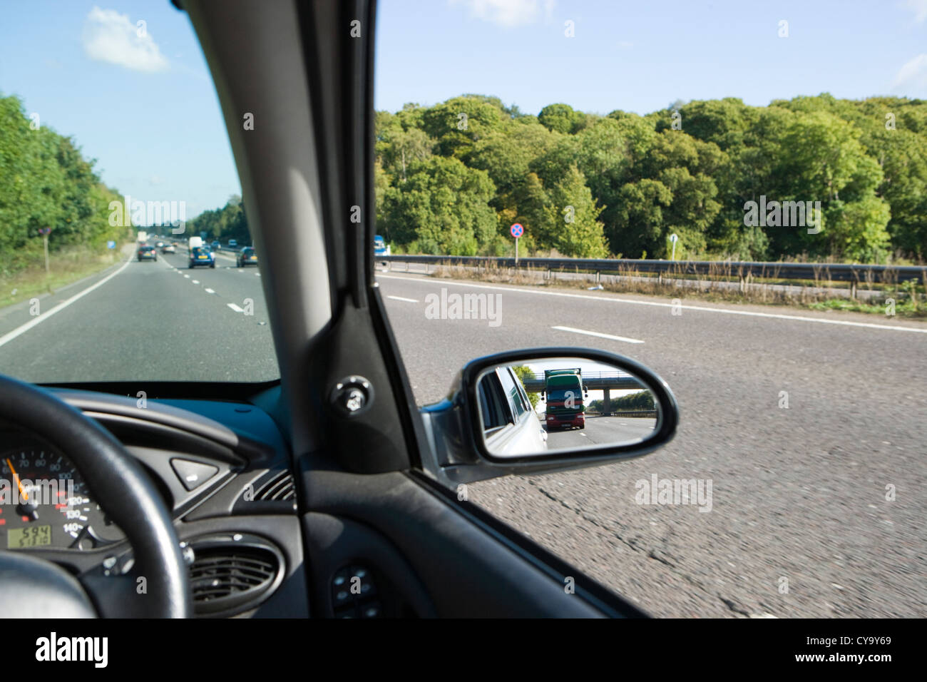 Blick vom Auto mit Rückspiegel. Stockfoto
