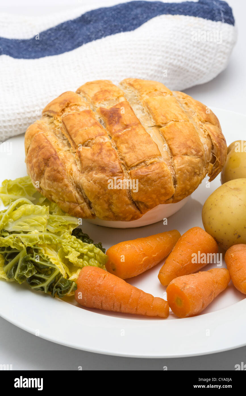 Steak und Ale Pie mit Karotten, Kohl und Kartoffeln Stockfotografie - Alamy