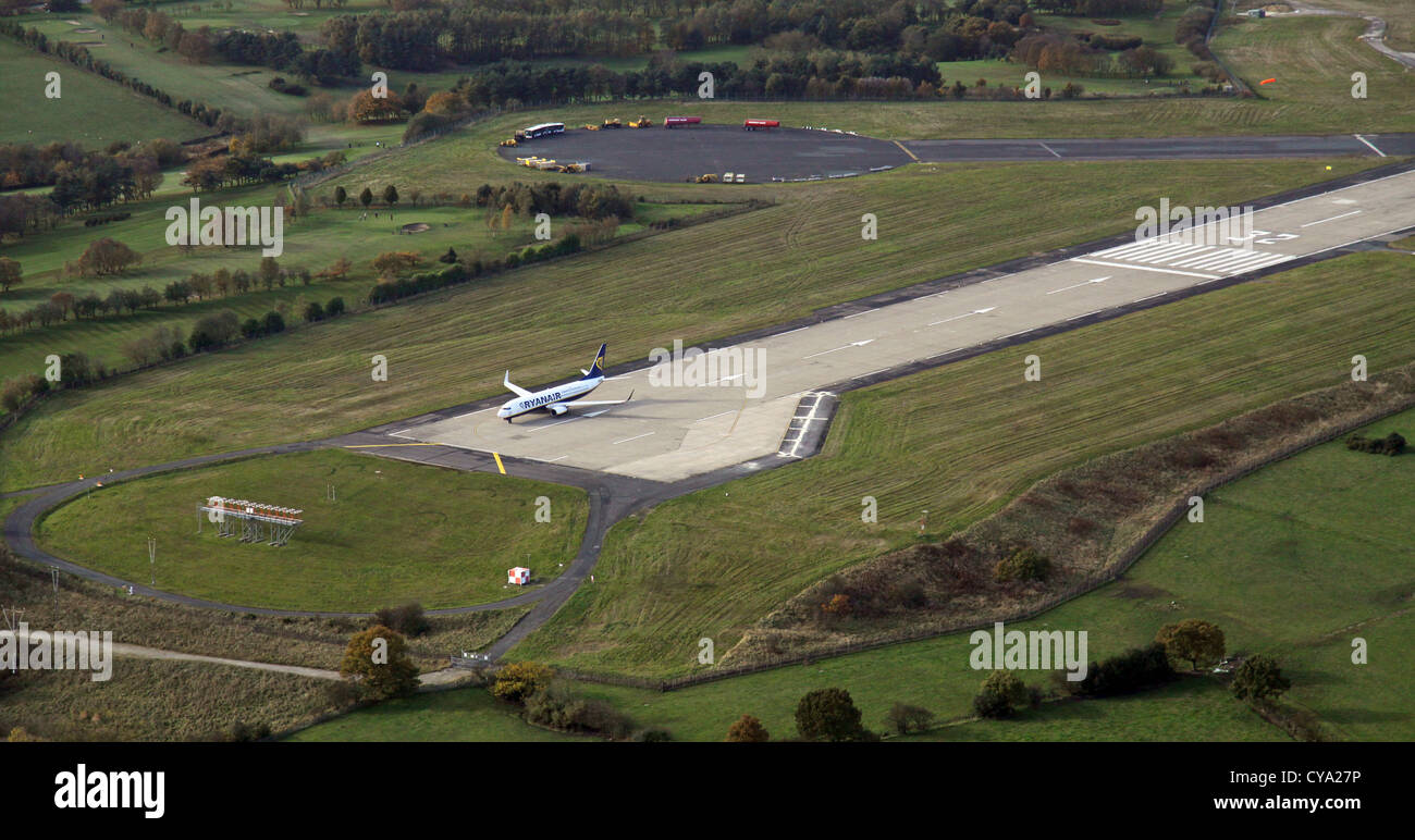 Luftaufnahme von Leeds Bradford Airport mit einem Ryanair-Jet am Ende der Start-und Landebahn Stockfoto