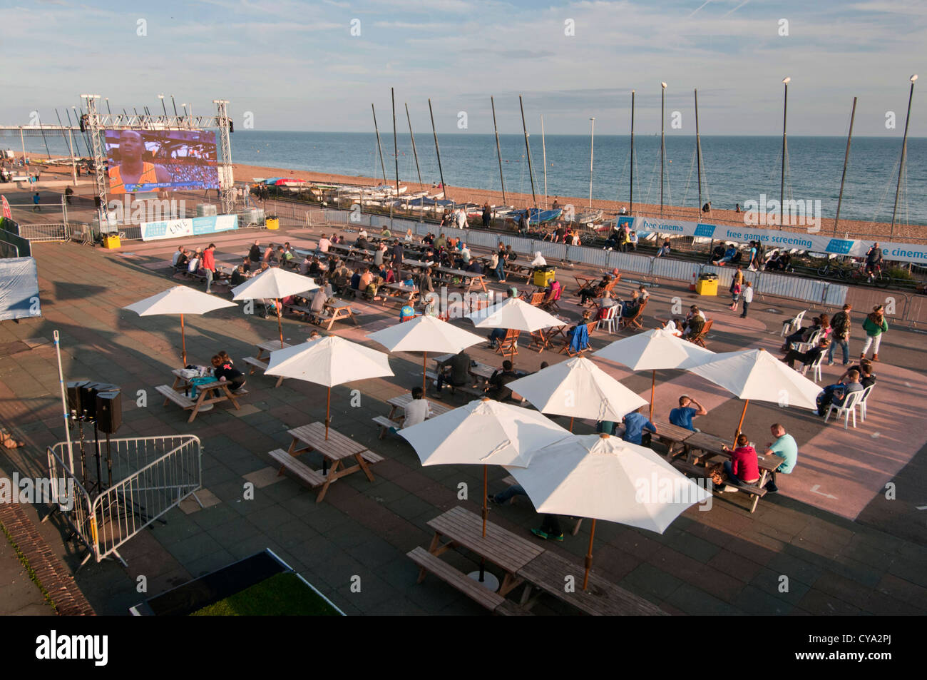 Gerade die Olympischen Spiele auf der großen Leinwand auf Brighton Beach Stockfoto