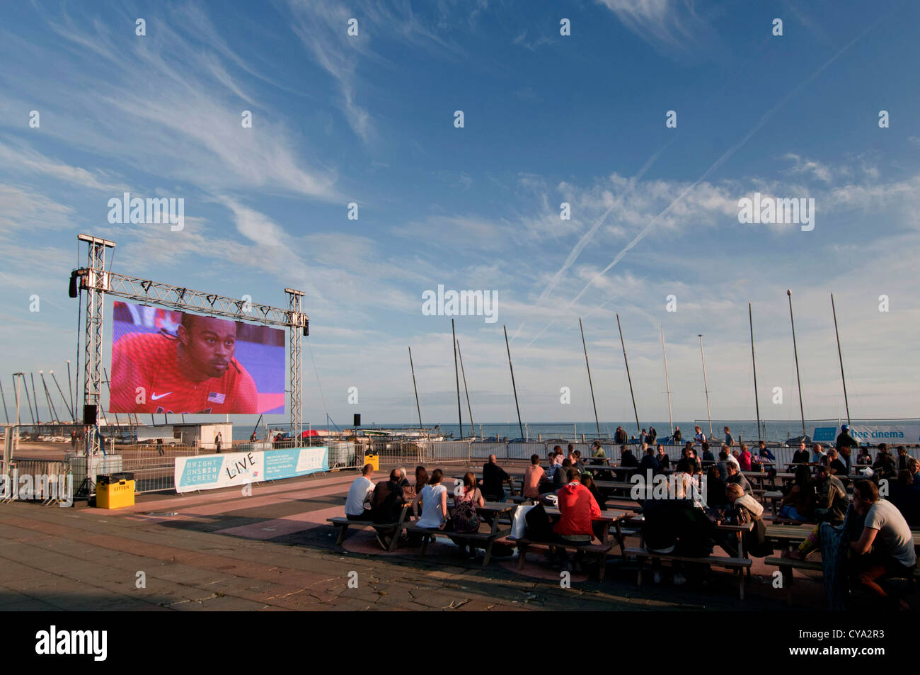 Gerade die Olympischen Spiele auf der großen Leinwand auf Brighton Beach Stockfoto