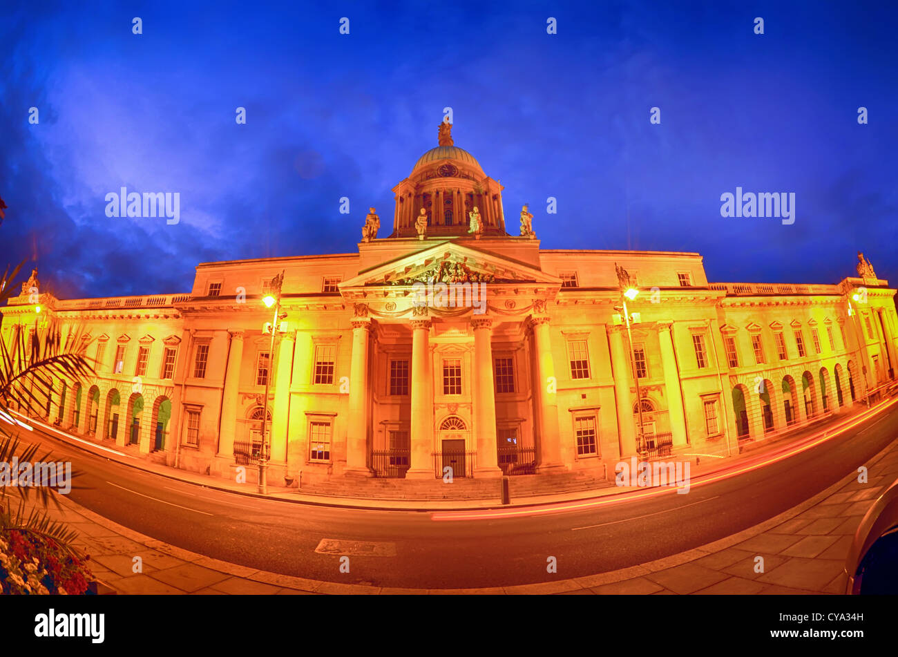 Zollhaus am Fluss Liffey in Dublin Fischaugen-in der Nacht. Stockfoto