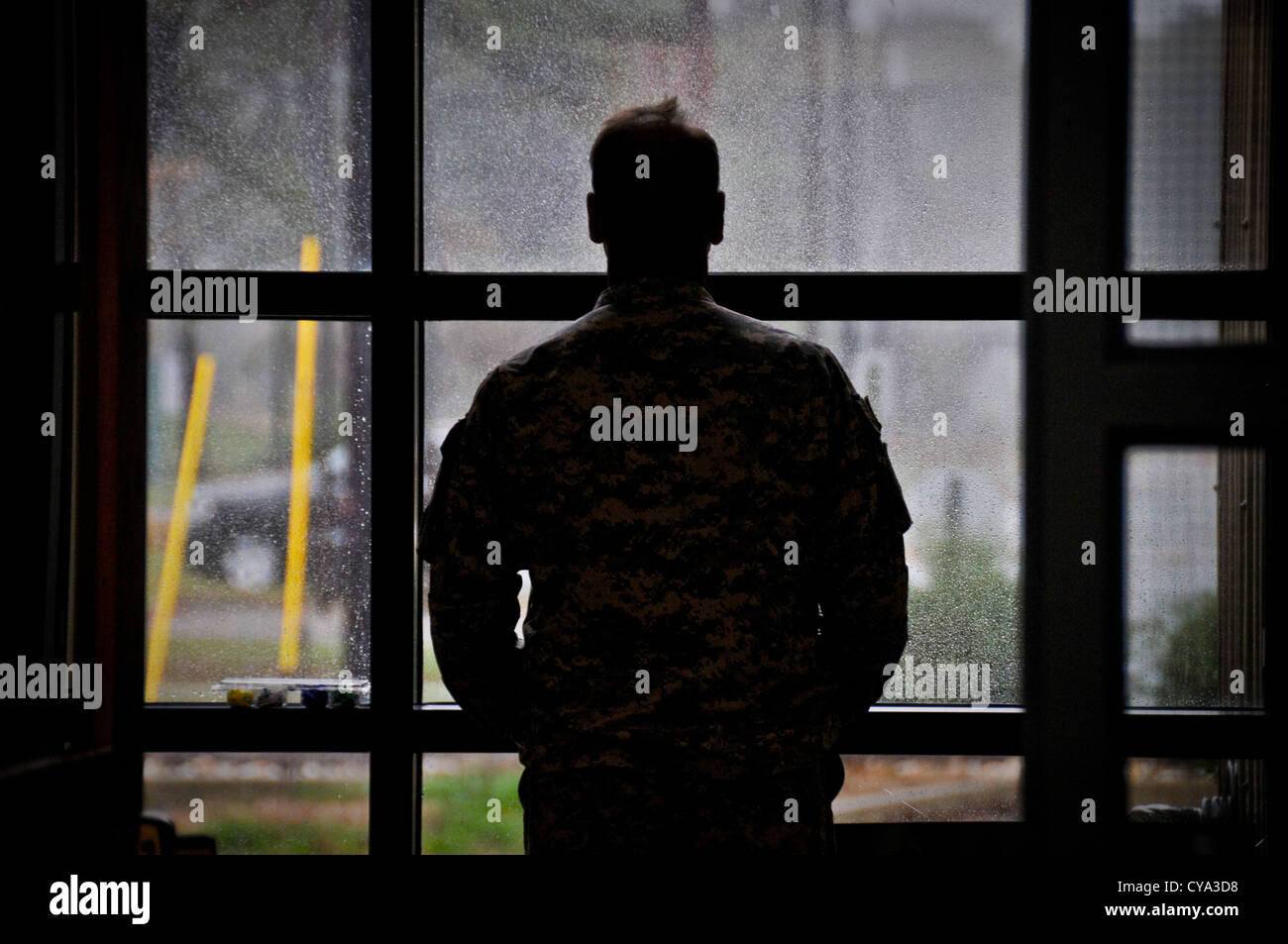 Ein Soldat der New Jersey Army National Guard beobachtet den Hurrikan Sandy bei seiner Verstärkung am 29. Oktober im 177th Fighter Wing in Atlantic City. Der 177th Fighter Wing organisiert Hilfsmaßnahmen für die vom Hurrikan betroffenen Menschen in der Region. Stockfoto