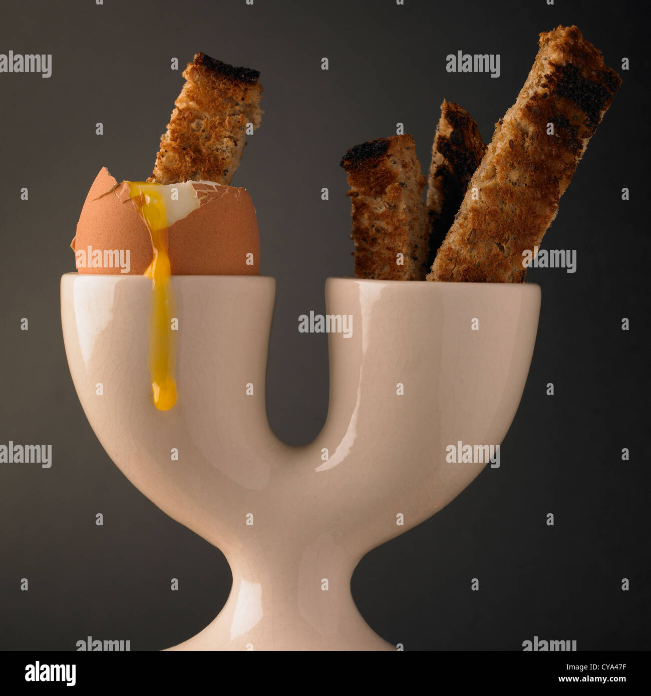 Weich gekochtes Ei und Soldaten der Toast in einem doppelten Eierbecher Frühstück Stockfoto