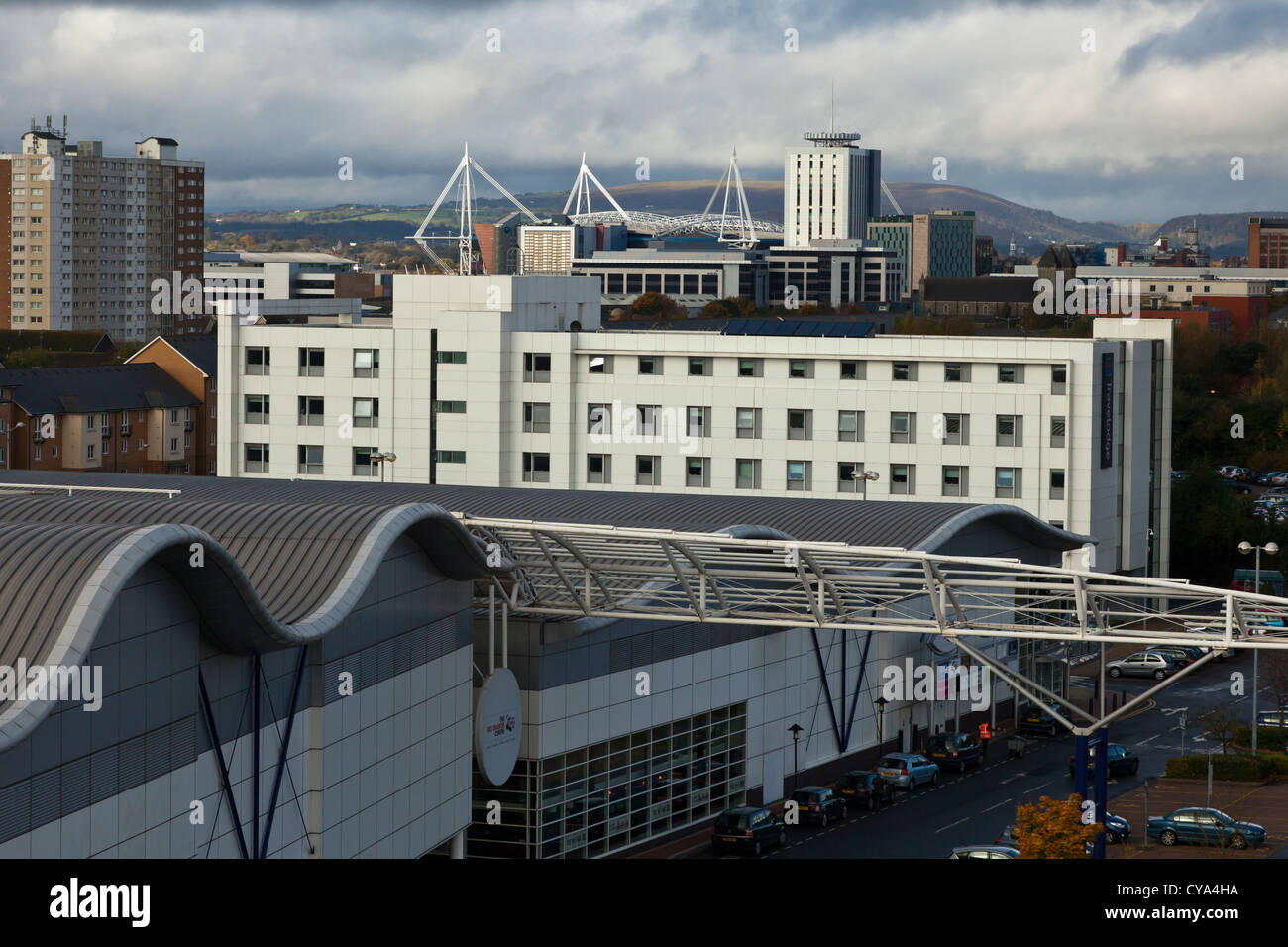 Red Dragon Zentrum Zentrum in Cardiff Bay mit dem Millennium Stadium im Hintergrund. Stockfoto