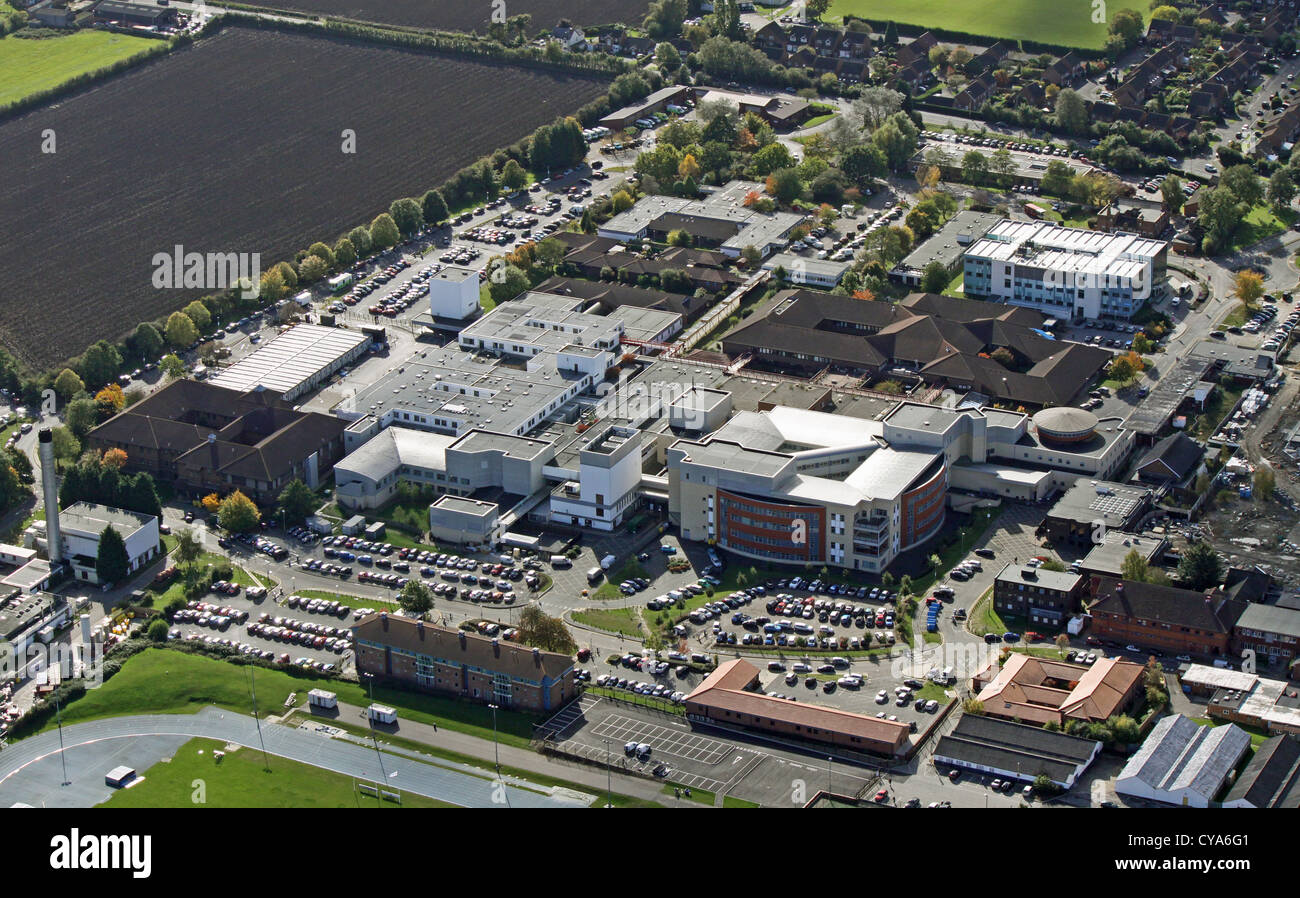 Luftaufnahme von Stoke Mandeville Hospital in Aylesbury, Großbritannien Stockfoto