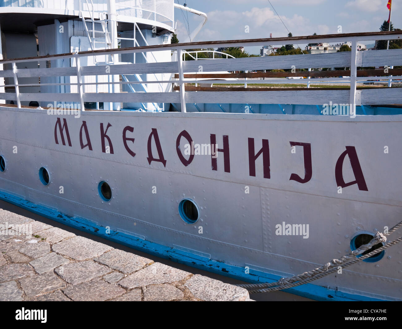 "Makedonija" (Mazedonien), geschrieben in kyrillischer Schrift auf der Seite ein Boot auf See Ohrid, Mazedonien Stockfoto