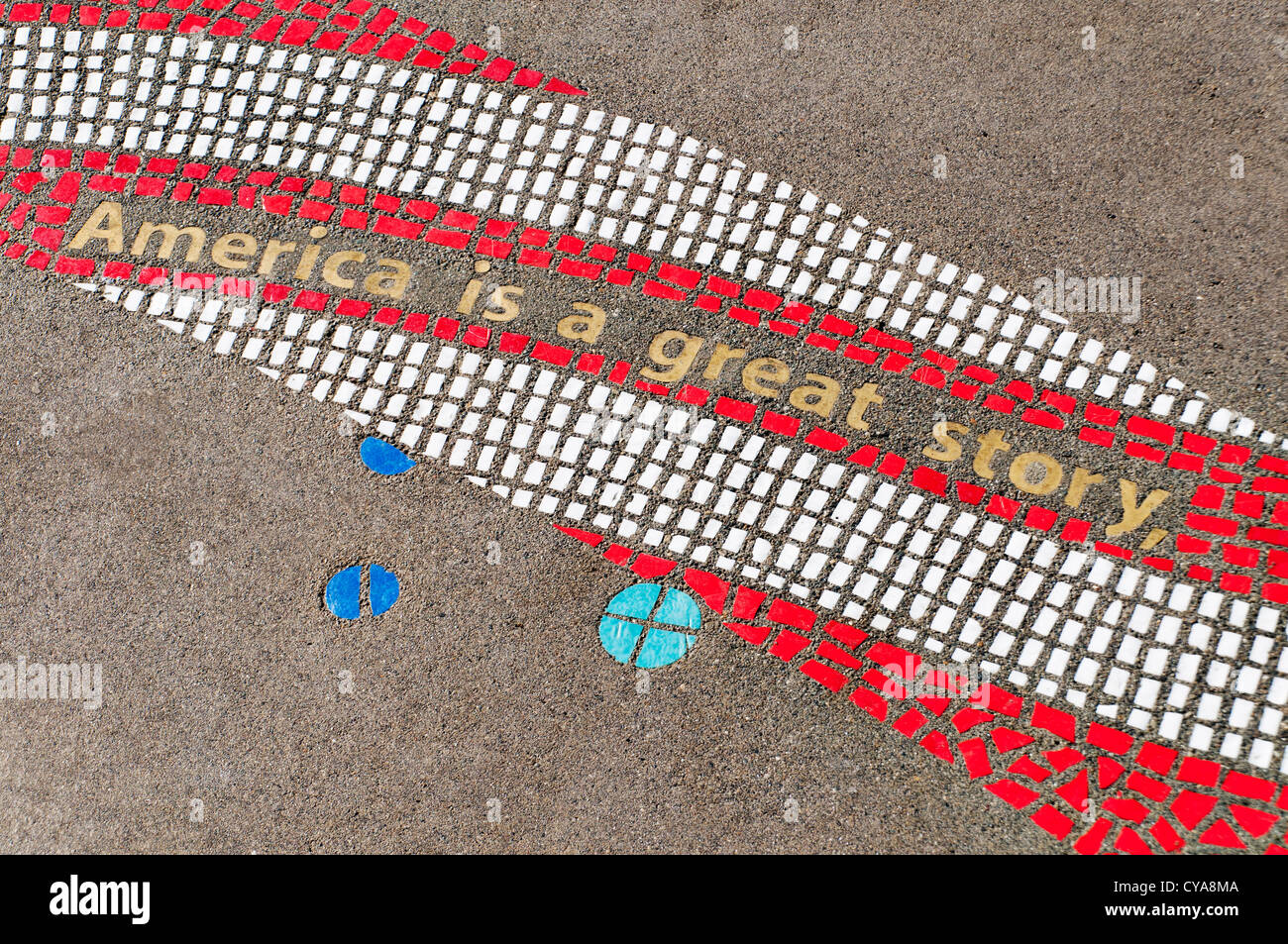 Kreative und bunte patriotischen Mosaik auf dem Boden an der East Bay öffentlichen Plaza in Olympia, Washington. Stockfoto