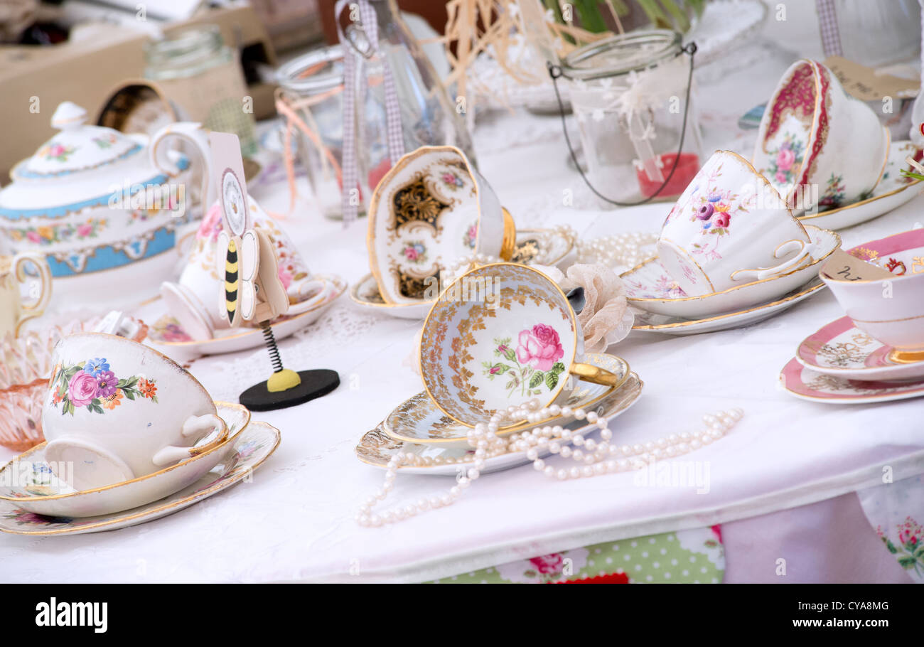 Sammlung von schönen Vintage Porzellan mieten bei einer Hochzeit Messe in England. Stockfoto