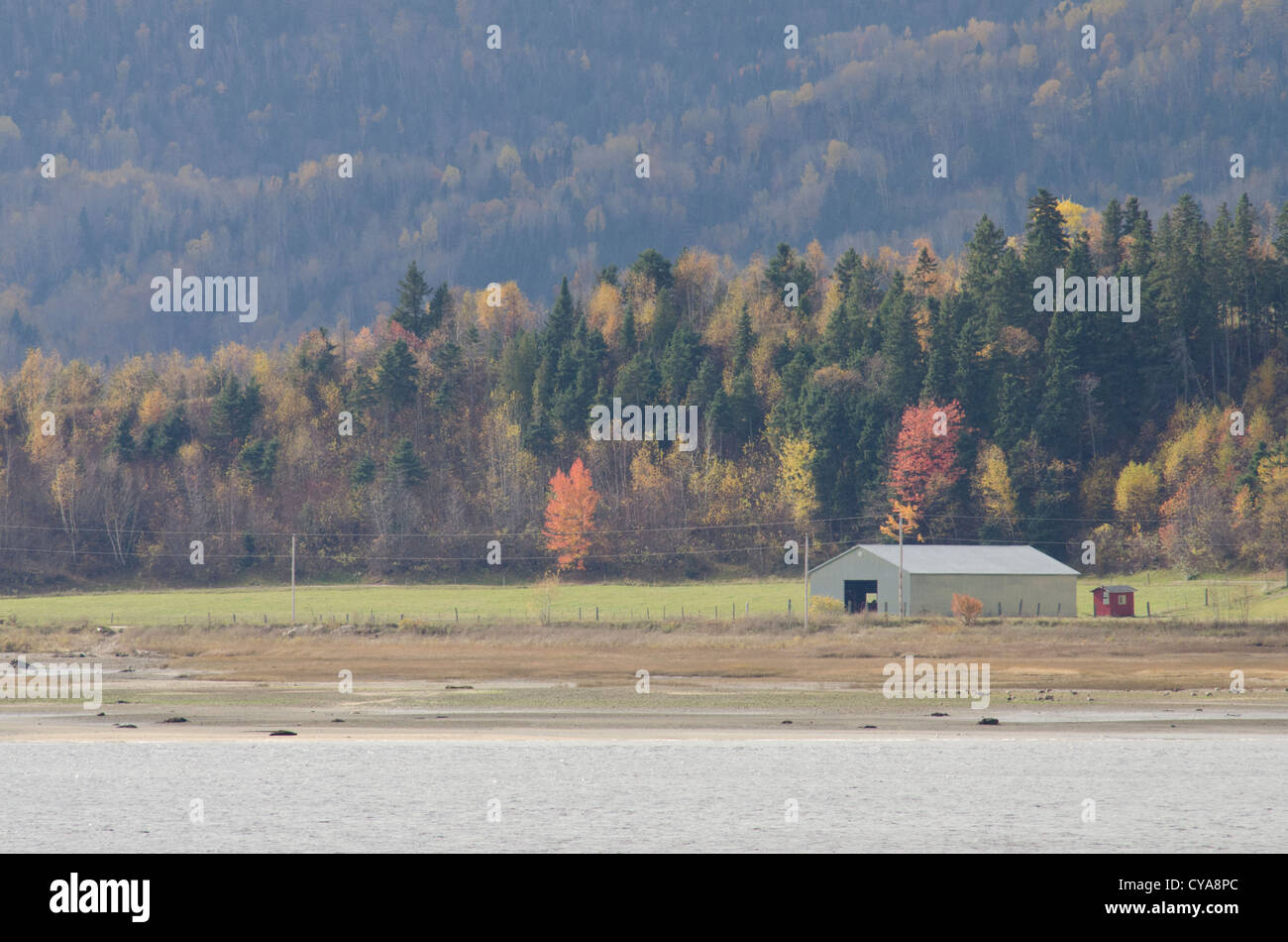 Kanada, Québec, Saguenay River. Kap-Dreifaltigkeit, Segeln auf dem malerischen Fluss Saguenay im Herbst. Stockfoto