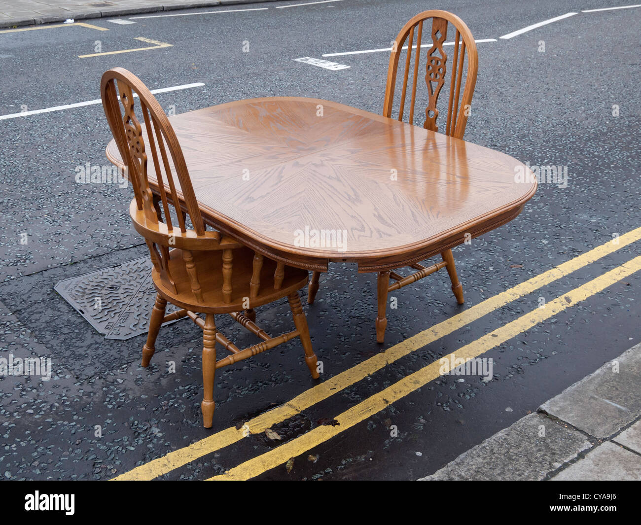 Ein Esstisch und Stühlen eingerichtet, in der Straße in einem Dorf High Street Stockfoto