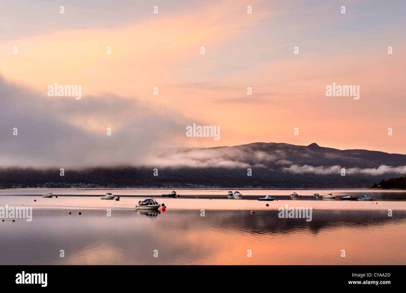 Morgendämmerung auf den Booten am Loch Fyne von Inveraray mit Creag Dhubh im Hintergrund Stockfoto